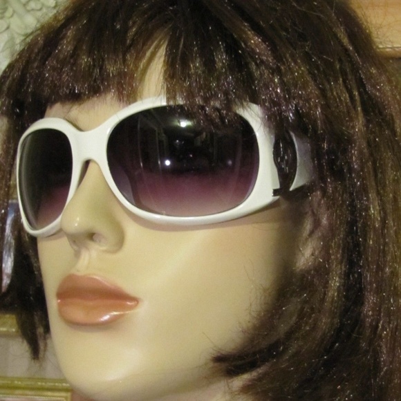 unknown Accessories - Woman's Chunky White Sunglasses w/Hard Case